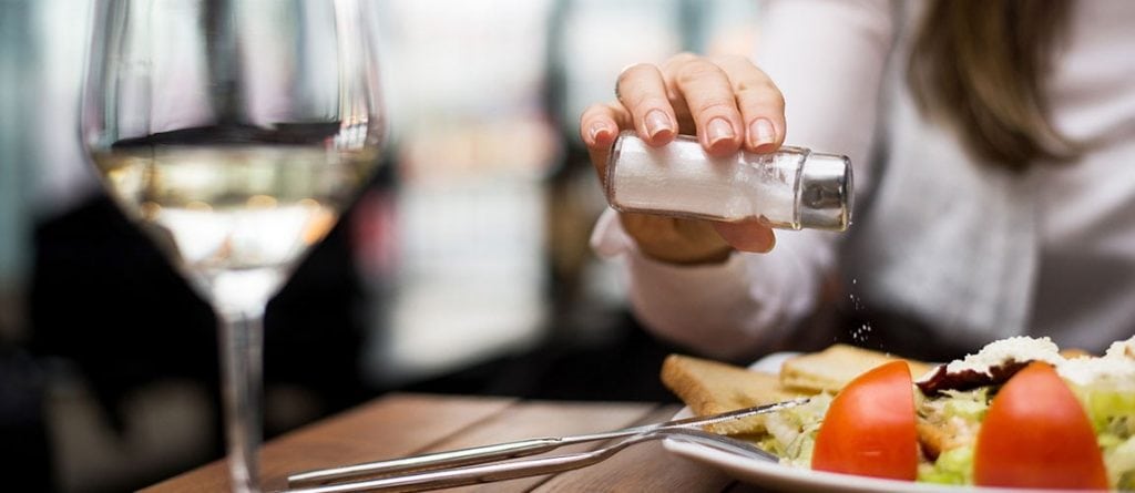 Starke salzhaltige Ernährung tötet nützliche Darmbakterien, was zu Krankheiten führen kann