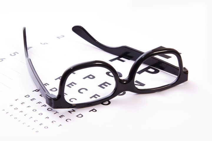 Kurzsichtigkeit könnte nicht nur durch Bildschirme, sondern auch durch schwaches Innenlicht begünstigt werden